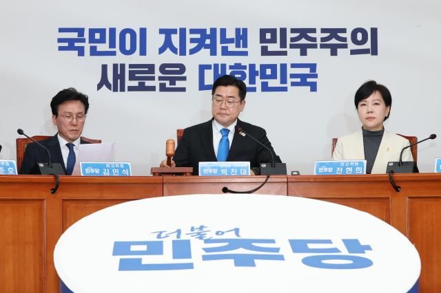 박찬대 더불어민주당 당대표 직무대행 겸 원내대표가 16일 서울 여의도 국회에서 열린 최고위원회의에서 의사봉을 두드리고 있다 사진연합뉴스