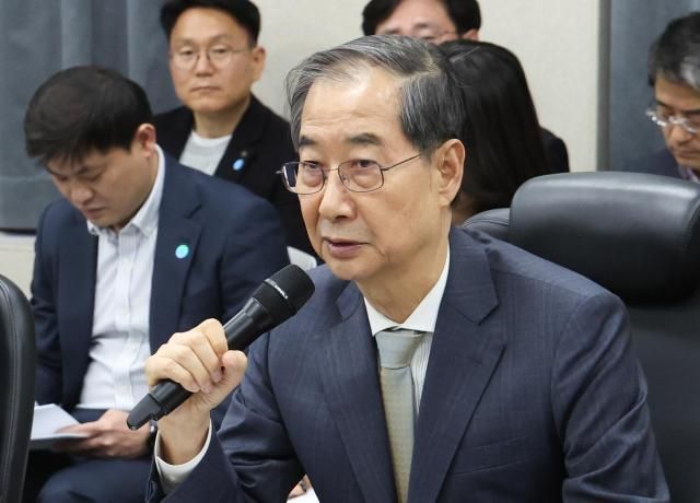 한덕수 대통령 권한대행 국무총리가 15일 기아 오토랜드 광주공장에서 자동차산업 현장 간담회를 하고 있다 사진연합뉴스