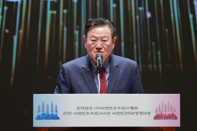 임규진 아주경제신문 사장이 16일 오후 서울 영등포구 한국거래소 컨벤션홀에서 열린 2025 대한민국브랜드대상 대한민국ESG경영대상 시상식에서 개회사를 하고 있다 사진유대길 기자 dbeorlf123ajunewscom