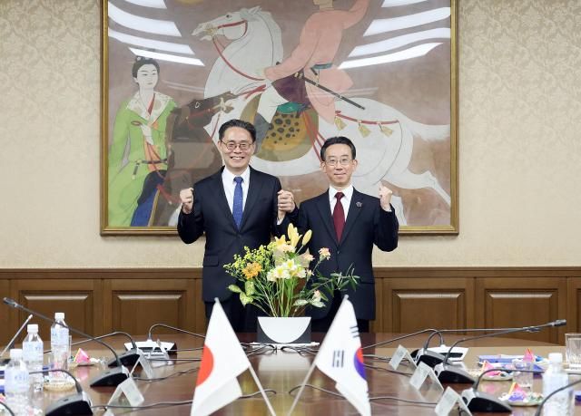 15일 일본 도쿄에서 열린 한‧일 국세청장 회의에서 강민수 국세청장좌과 오쿠 다쓰오 일본 국세청장이 기념 촬영을 하고 있다사진국세청