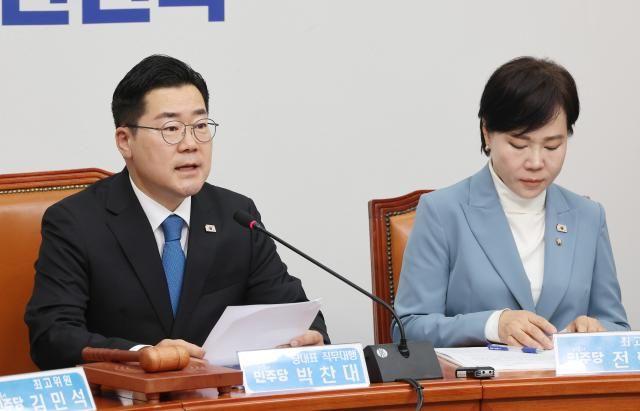 더불어민주당 박찬대 당대표 직무대행 겸 원내대표가 11일 서울 여의도 국회에서 열린 최고위원회의에서 발언하고 있다 사진연합뉴스