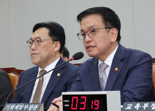 최상목 부총리 겸 기획재정부 장관이 16일 국회에서 열린 법제사법위원회 전체회의에서 의원 질의에 답변하고 있다사진연합뉴스