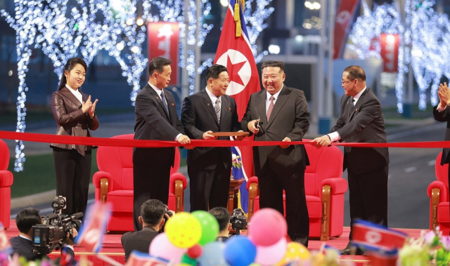 김정은 북한 국무위원장이 김일성 주석의 생일인 15일 평양 시내 뉴타운 지구 중 하나인 화성지구 3단계 준공식에 직접 참석하며 인민 생활 챙기기 행보를 보였다 사진연합뉴스