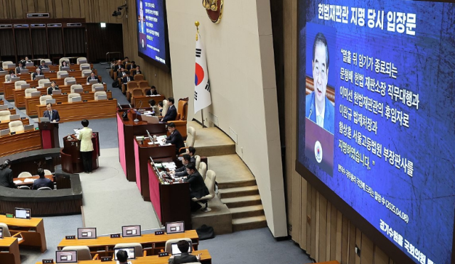 16일 교육·사회·문화 분야 대정부질문이 진행된 국회 본회의에서 백혜련 더불어민주당 의원이 한덕수 대통령 권한대행 국무총리의 헌법재판관 지명과 관련해 박성재 법무부 장관에게 질문하고 있다 사진연합뉴스