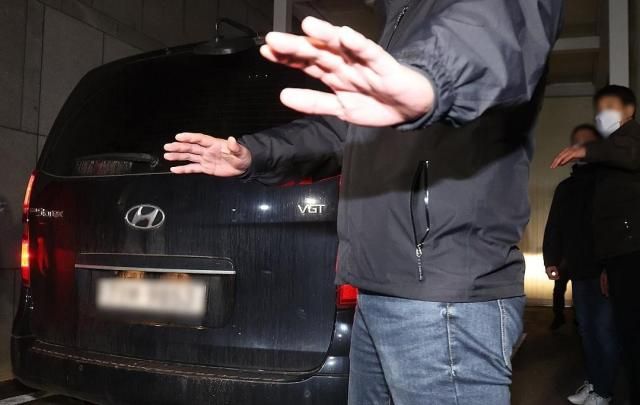 부모와 처자식 등 일가족 5명을 살해한 50대 가장 A씨가 15일 경기도 용인서부경찰서로 압송되고 있다 A씨는 용인시 수지구 아파트 자택에서 80대 부모와 50대 아내 1020대 두 딸 등 가족 5명을 목 졸라 살해한 혐의를 받고 있다 사진연합뉴스