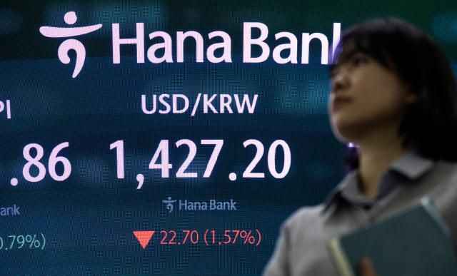 지난 14일 오전 서울 중구 하나은행 본점 딜링룸의 전광판 사진연합뉴스