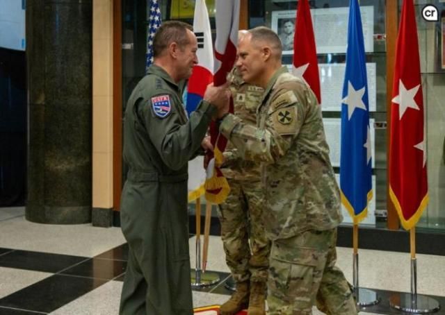 크리스토퍼 라네브오른쪽 미8군사령관이 16일 경기 평택시 캠프 험프리스에서 열린 이임식에서 데이비드 아이버슨 주한 미8군 부사령관에게 부대기를 이양하고 있다 사진미8군 