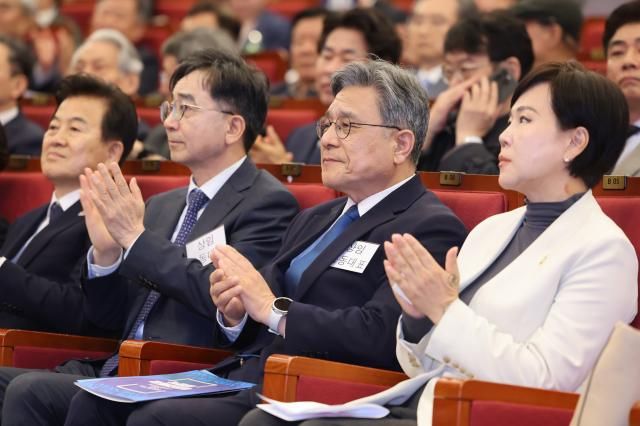 16일 국회 도서관 대강당에서 열린 이재명 더불어민주당 대선 예비후보의 싱크탱크 성장과 통합 출범식에서 유종일·허민 상임 공동 대표가 박수치고 있다 왼쪽부터정동영 의원 유종일·허민 상임 공동대표 전현희 의원 사진연합뉴스