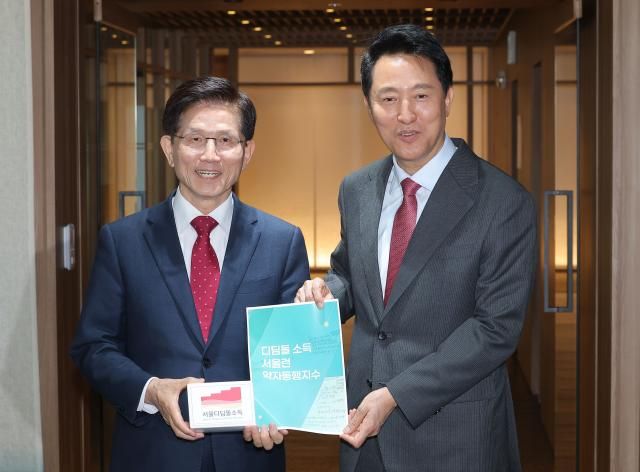 오세훈 서울시장과 회동을 마친 김문수 전 고용노동부 장관이 16일 서울시청 시장실을 나서며 배웅 나온 오 시장과 기념촬영을 하고 있다사진연합뉴스