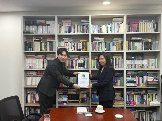 한국게임이용자협회가 강유정 더불어민주당 게임특별위원회 위원장오른쪽에게 ‘이용자 정책 제안서’를 전달하고 있다사진한국게임이용자협회