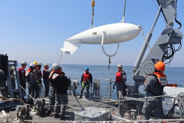 11일 포항 동방 해역에서 한·미 연합 기뢰전 훈련에 참가한 소해함 홍성함MSH 730톤급 장병들이 기계식 소해구기뢰제거 장비 운용을 위해 함미 갑판 크레인으로 부이Buoy를 들어 올리고 있다 사진해군