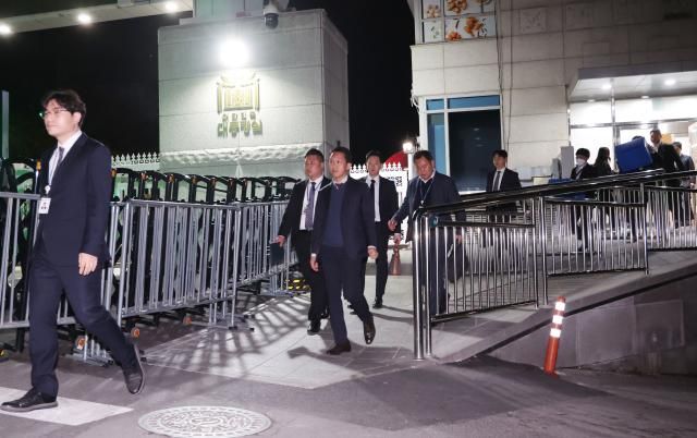 대통령실 압수수색을 시도했던 경찰 비상계엄 특별수사단이 16일 서울 용산 대통령실 민원실 출입구를 나서고 있다 사진연합뉴스 