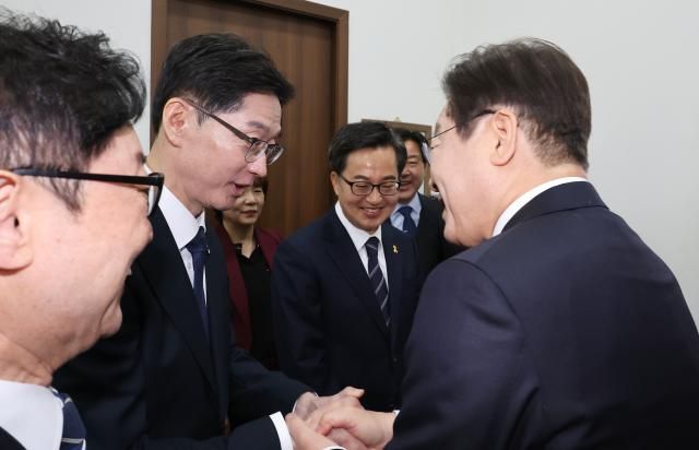 더불어민주당 대선후보 경선 주자인 이재명 전 대표 김경수 전 경남지사 김동연 경기지사가 16일 서울 여의도 국회에서 열린 공명선거 실천 서약식에 앞서 인사하고 있다 사진연합뉴스