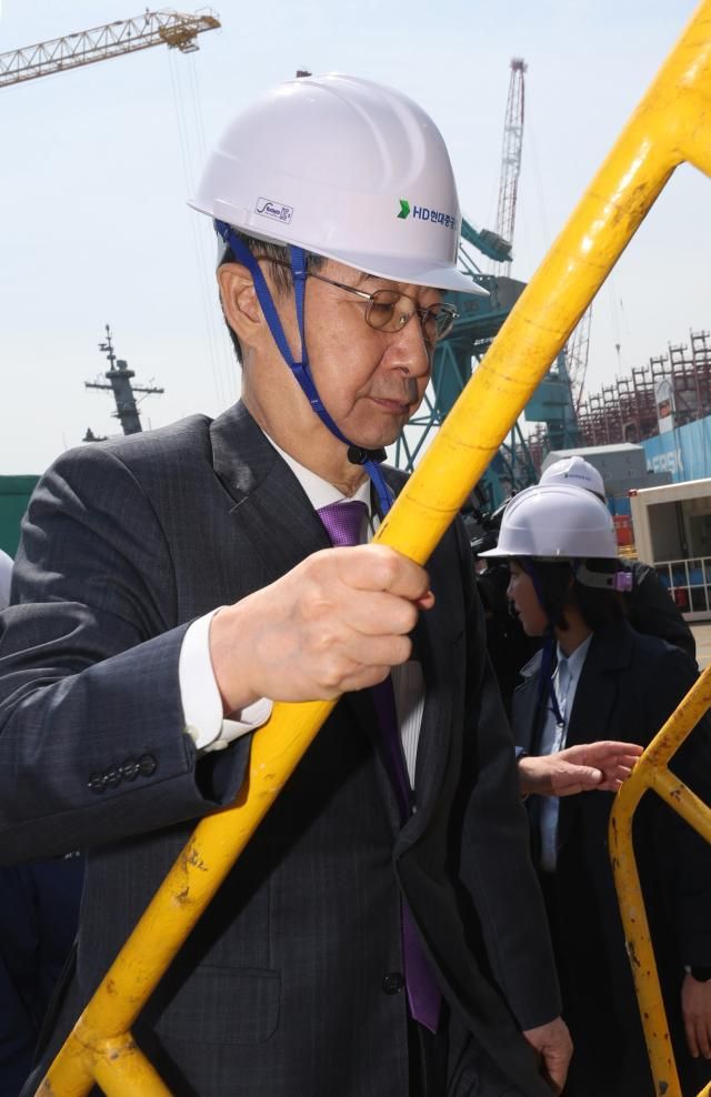 한덕수 대통령 권한대행 국무총리가 16일 HD현대중공업 울산 조선소에서 다산정약용함을 살펴보고 초계함으로 이동하고 있다 사진연합뉴스