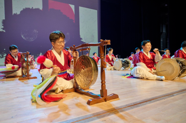 16일 광주예술의전당 대극장에서 열린 ‘제4회 크라운해태 한음회’ 광주공연에서 크라운해태제과 임직원 국악동아리 ‘꿈을 굽는 사물놀이’가 사물놀이 ‘삼도농악가락을 공연하고 있다 사진크라운해태제과