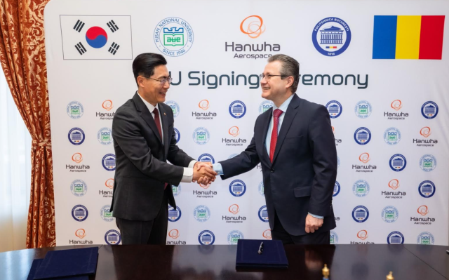 사진1 배진규 한화에어로스페이스 루마니아 법인장왼쪽과 미흐네아 코스토유 부쿠레슈티 공과대 총장오른쪽 16일현지 시각 부쿠레슈티 공대에서 열린 MOU 체결식에서 악수를 나누고 있다