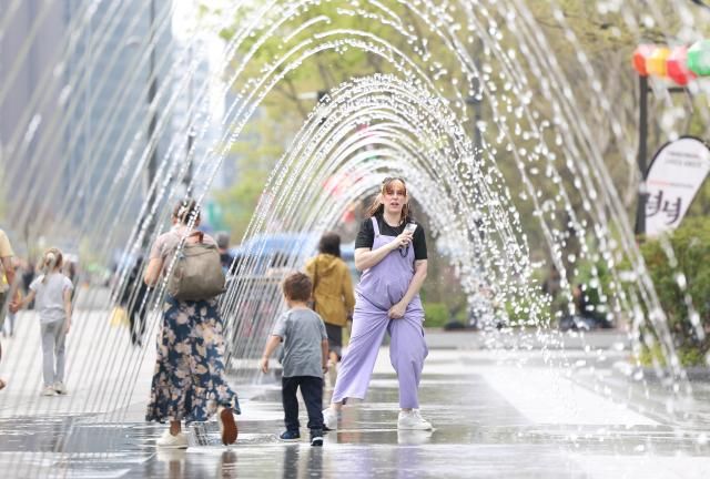 곳곳에서 초여름에 가까운 날씨가 이어진 17일 서울 종로구 광화문광장에서 외국인 관광객이 물놀이를 하고 있다 사진연합뉴스