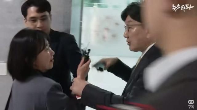 권성동 원내대표가 지난 16일 국회 의원회관에서 질문하기 위해 따라붙은 이명주 뉴스타파 기자의 손목을 잡고 끌고 가는 모습 사진뉴스타파 영상 갈무리