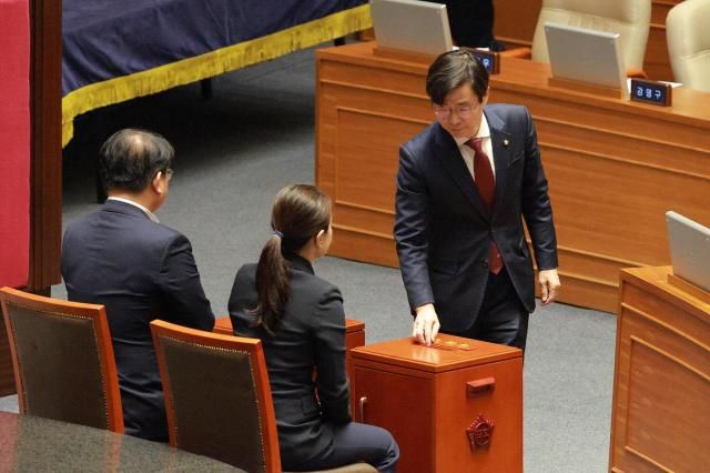 조경태 국민의힘 의원이 14일 오후 서울 여의도 국회에서 열린 제419회국회임시회 제4차 본회의에서 윤석열 대통령 탄핵소추안에 관해 투표하고 있다사진유대길 기자 dbeorlf123ajunewscom