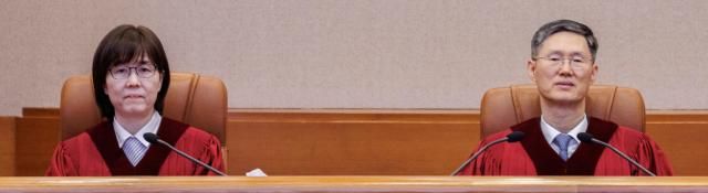 문형배 헌법재판소장 권한대행오른쪽과 이미선 헌법재판관이 10일 서울 종로구 헌법재판소에서 열린 박성재 법무부 장관 탄핵 심판 선고가 열린 대심판정에 입장해 대기하고 있다 사진연합뉴스