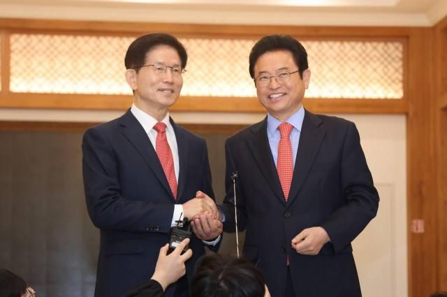 김문수왼쪽 전 고용노동부 장관과 이철우 경북도지사가 15일 오전 서울 마포구 박정희대통령기념관에서 열린 박정희 전 대통령 동상 건립 등 현안 관련 회동에서 손을 잡고 있다 사진이철우 경북도지사실 제공