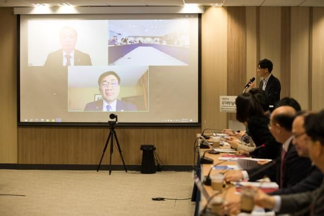 이창윤 과학기술정보통신부 제1차관이 17일 오전 서울 종로구 광화문교보빌딩 국가과학기술자문회의 대회의실에서 열린 미국 미주리대학교 차세대연구로 설계 수출 관련 기자간담회 에 참석해 취재기자들의 질문을 듣고 있다왼쪽부터 정택렬 공공융합연구정책관 이창윤 제1차관 정영욱 한국원자력연구원 하나로양자과학연구소장 사진과학기술정보통신부
