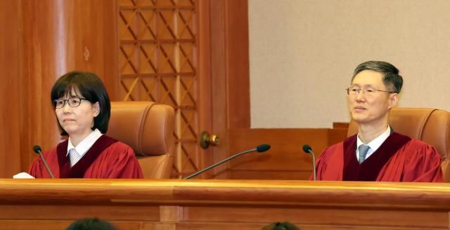 문형배 헌법재판소장 권한대행오른쪽과 이미선 재판관이 10일 서울 종로구 헌법재판소 대심판정에서 열린 박성재 법무부 장관 탄핵 심판 선고기일에 입장해 있다 사진연합뉴스 