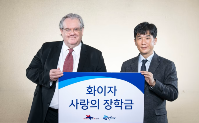 오동욱 한국화이자제약 대표오른쪽가 제프리 존슨 미래의동반자재단 이사장에게 화이자 사랑의 장학금을 전달했다 사진한국화이자제약