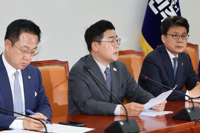 박찬대 더불어민주당 당대표 직무대행 겸 원내대표가 17일 서울 여의도 국회에서 열린 원내대책회의에서 발언하고 있다 사진연합뉴스