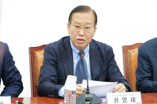 권영세 국민의힘 비상대책위원장이 지난달 오전 서울 여의도 국회에서 열린 비상대책위원회의에서 발언을 하고 있다 사진아주경제DB