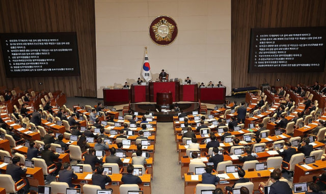 우원식 국회의장이 17일 국회 본회의에서 재의 요구 법안에 대한 재표결 결과를 발표하고 있다 사진연합뉴스