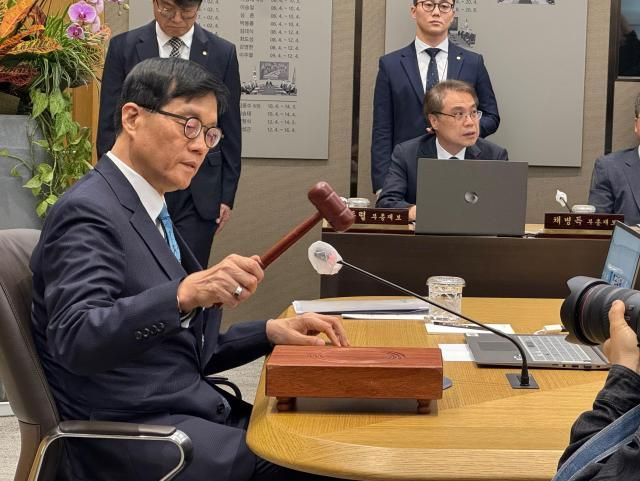 이창용 한국은행 총재가 의사봉을 두드리는 모습 사진장선아 기자