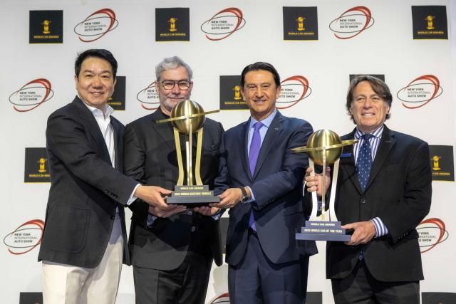  현대차그룹 관계자들이 시상식장에서 기념촬영 하는 모습 왼쪽부터 이상엽 현대제네시스글로벌디자인담당 부사장 루크 동커볼케 현대차그룹 CDO글로벌디자인본부장 겸 CCO최고크리에이티브책임자 사장 호세 무뇨스 현대차 대표이사 사장 스티븐 센터 기아 미국법인 최고운영책임자COO