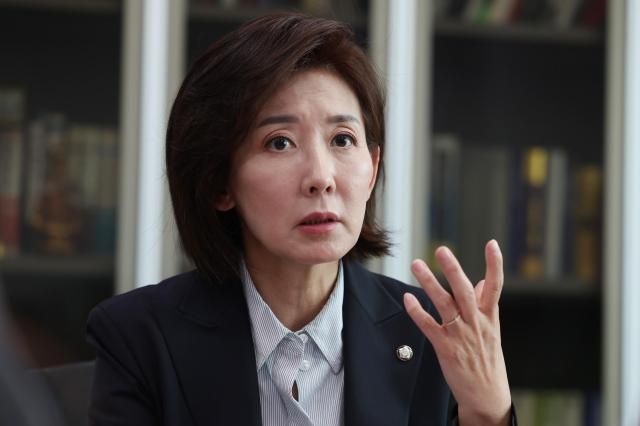 나경원 국민의힘 대선 경선 예비후보가 서울 여의도 국회 의원회관에서 인터뷰하는 모습 사진연합뉴스