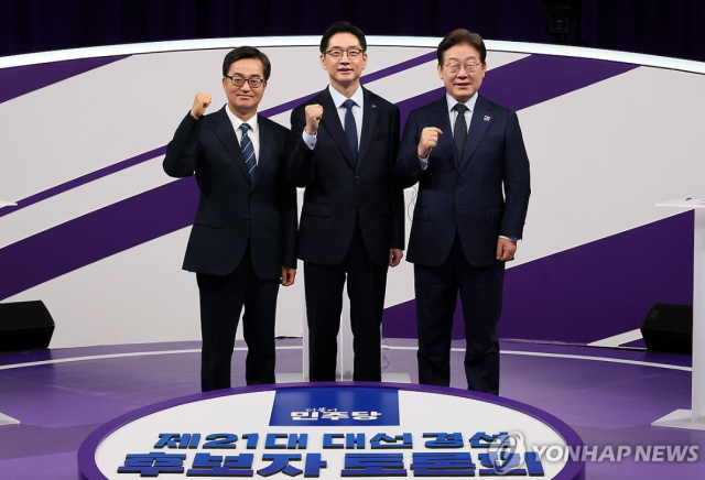 왼쪽부터김동연 김경수 이재명 더불어민주당 대선 후보가 18일 오후 MBC에서 열린 TV토론회에 참석해 기념사진을 찍고 있다 사진연합뉴스