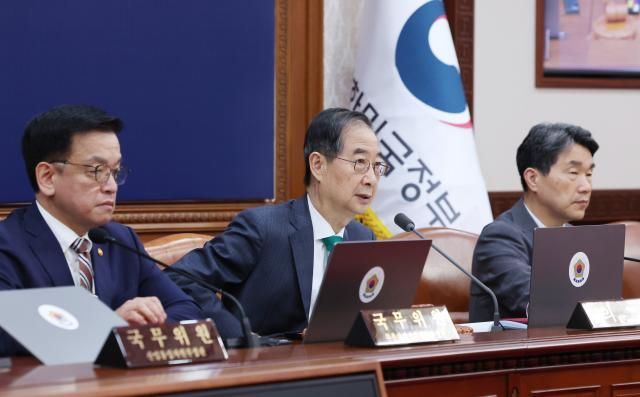 한덕수 대통령 권한대행 국무총리가 18일 정부서울청사에서 열린 국무회의에서 발언하고 있다 사진대통령실통신사진기자단 