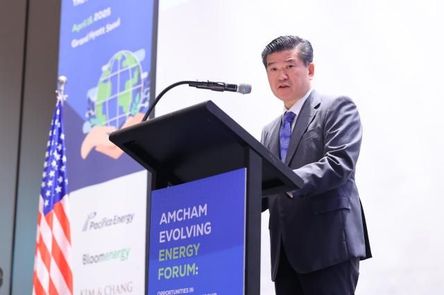  제임스 김 암참 회장이 18일 오전 서울 용산구 그랜드 하얏트 서울에서 열린 암참 에너지 혁신 포럼에서 개회사를 하고 있다 사진암참