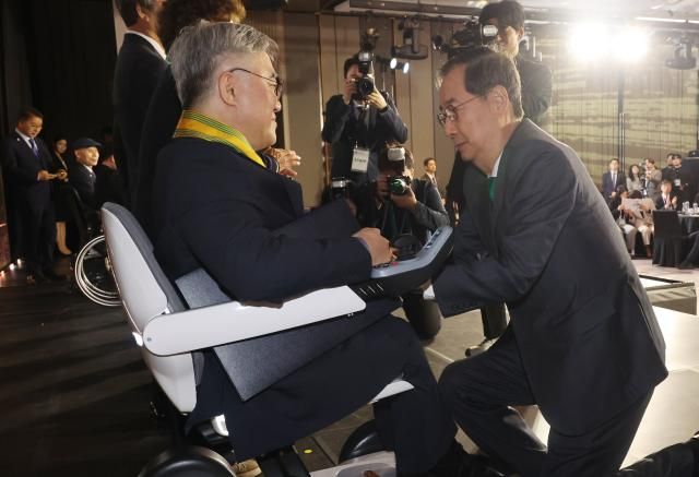한덕수 대통령 권한대행 국무총리가 18일 서울 페어몬트 앰배서더 호텔에서 열린 장애인의 날 기념식에서 강병령 부산장애인총연합회 부회장에게 국민훈장 모란장을 수여하고 있다 사진연합뉴스