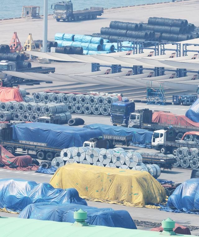 쌓여 있는 철강 제품 사진연합뉴스