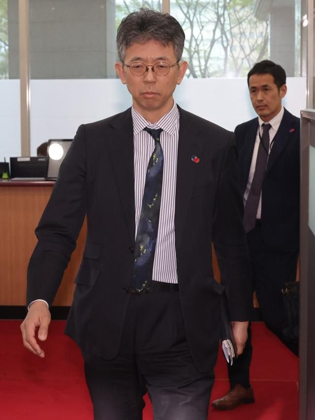 이세끼 요시야스 주한 일본대사관 총괄공사대리를 18일 서울 외교부 청사로 들어오고 있다 외교부는 도쿄 영토주권전시관 독도문제와 관련해 이세끼 총괄공사대리를 초치했다 사진연합뉴스