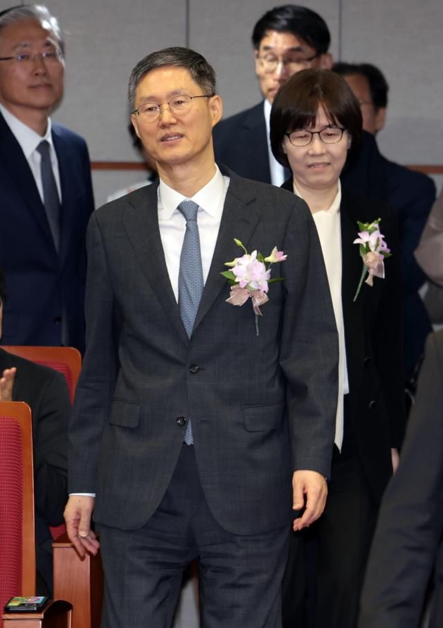 문형배 헌법재판소장 권한대행과 이미선 재판관이 18일 서울 종로구 헌법재판소에서 퇴임식에 참석하기 위해 입장하고 있다 사진연합뉴스