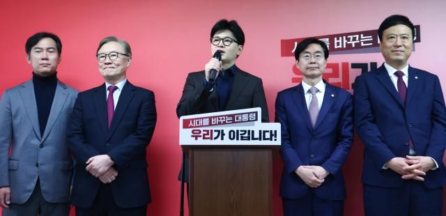 한동훈 국민의힘 대선 경선 후보가 18일 서울 여의도 선거 사무소에서 캠프 인선 등 현안 관련 기자회견을 하고 있다 사진연합뉴스