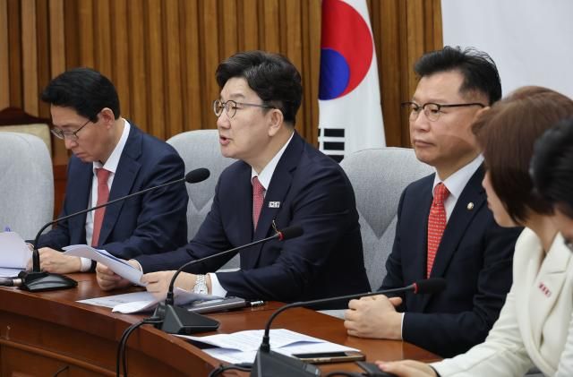 권성동 국민의힘 원내대표가 18일 서울 여의도 국회에서 열린 원내대책회의에서 발언하고 있다 사진연합뉴스