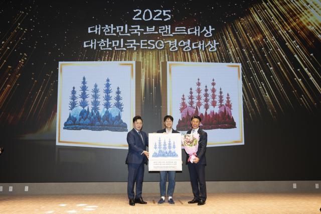 오상훈 럭스로보 대표이사사진 가운데가 지난 16일 서울 여의도 한국거래소에서 진행된 2025 대한민국브랜드대상 시상식에서 ‘최우수 교육스마트솔루션부문 대상’을 수상하고 있다 사진대한민국브랜드협회