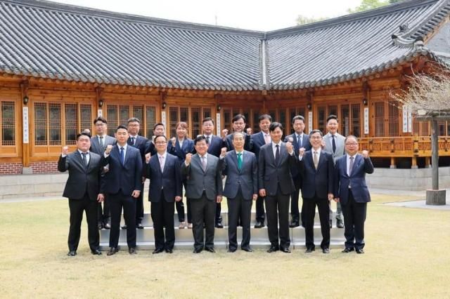 한덕수 대통령 권한대행 국무총리가 18일 경찰 지휘부와 현장 경찰관들을 총리공관으로 초청해 오찬 간담회를 가졌다 사진총리실 