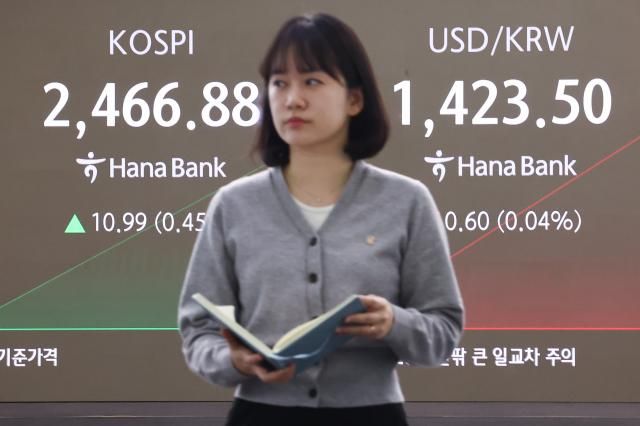 15일 오전 서울 중구 하나은행 본점 딜링룸 현황판에 코스피 원·달러 환율이 표시돼 있다 사진연합뉴스