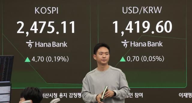 지난 18일 서울 중구 하나은행 본점 딜링룸 현황판에 코스피 지수 등이 표시되고 있다 사진연합뉴스