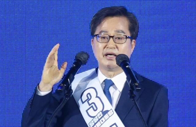 더불어민주당 김동연 대선 경선 후보가 19일 오후 충북 청주체육관에서 열린 제21대 대통령선거 후보자 선출을 위한 충청권 합동연설회에서 연설하고 있다 사진연합뉴스