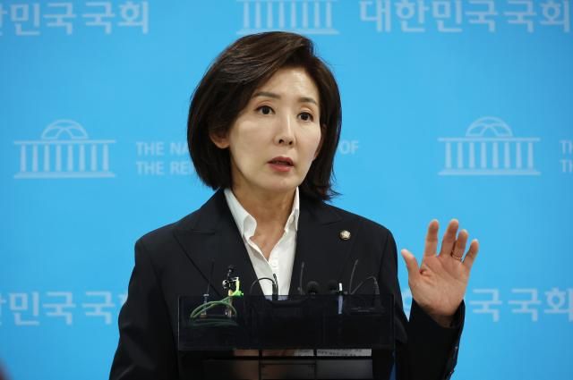 나경원 국민의힘 대선 경선 예비후보가 지난 17일 서울 여의도 국회 소통관에서 FIRST 국민 FIRST 자유와 번영의 위대한 대한민국 대통령 나경원 외교·안보·국방·통일 공약 발표를 마친 뒤 취재진의 질문에 답변하고 있다 사진연합뉴스 기자