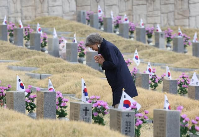 4·19혁명 기념일을 하루 앞둔 18일 서울 강북구 국립419 민주묘지를 찾은 유족이 참배하고 있다 사진연합뉴스